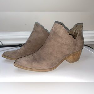 Betsey Johnson Taupe suede‎ booties